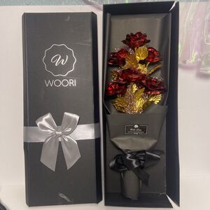WOORI Gold-Plated Red Roses Leaves Bouquet In Black Gift Box Luxurious Elegant
